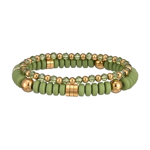 Dettaglio di un set di braccialetti elastici con perline verde oliva e accenti dorati