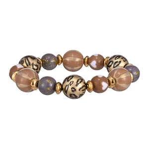 Dettaglio di perle leopardate e ambra su un bracciale elastico in stile vintage boho