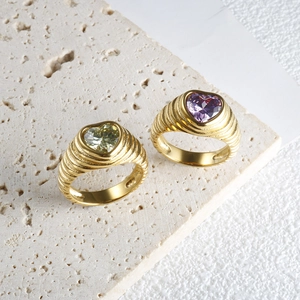 Detail von vintage 18K vergoldeten gerippten Ringen mit champagner und lila Herzzirkonia