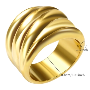 Detailansicht der 18K vergoldeten strukturierten Rings mit 0,8 cm Breite und Dicke