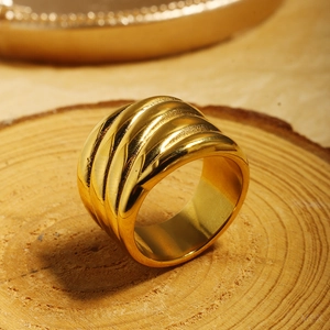18K Vergoldet Edelstahl Breitband Chunky Ring Wellentextur Croissant Fashion Statement Schmuck Für Damen
