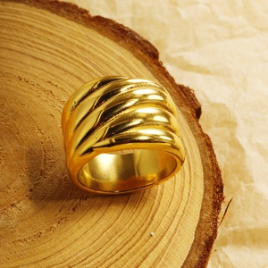 18K vergoldeter klobiger Croissant-Ring mit Streifentextur auf Vintage-Papierhintergrund