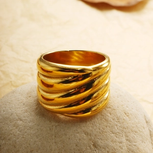 Makroaufnahme der breiten 18K vergoldeten Rings mit Spiralstruktur und poliertem Glanz