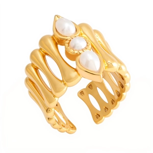 Anello aperto in oro con texture a coste e tre perle bianche su sfondo bianco