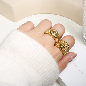 Goldene Ringe mit Perlen und Zirkonia Einlage auf Model vor Strickhintergrund
