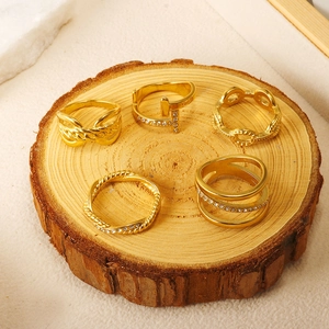 Détail d'un ensemble de bagues plaquées or 18 carats avec texture torsadée et cristaux