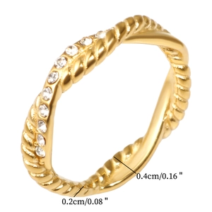 Bague torsadée en or 18 carats avec cristaux scintillants sur fond blanc pur