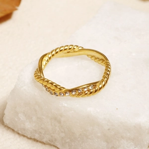 Détail macro de la bague tressée en or 18 carats avec pavé de diamants sur pierre blanche