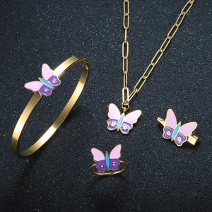 Vergoldetes Schmetterling Schmuckset mit lila Emaille Halskette Armband und Ring