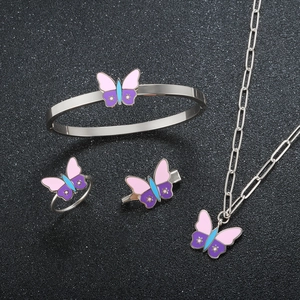 Detail von silbernem Schmetterling-Schmuckset mit Emaille in Pink Blau Lila auf Schwarz