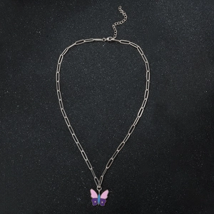 Nahaufnahme der silbernen Gliederkette mit violettem und rosa Schmetterlingsanhänger