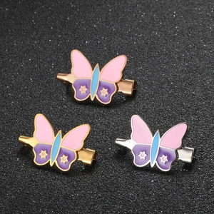 Detailansicht des bunten Schmetterlings-Schmucksets in Gold, Silber und Roségold