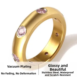 Makro-Detail des 18K vergoldeten Edelstahlrings mit rosa Zirkon, wasserfest und langlebig