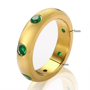 Detail eines 5mm vergoldeten Rings mit grünen Zirkonia-Steinen und Größenangaben