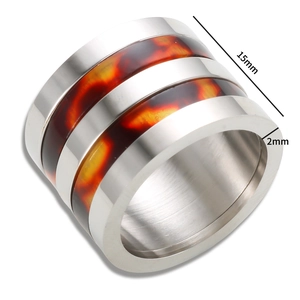 Vue détaillée d'une bague en acier de 15mm avec incrustations en écailles de tortue