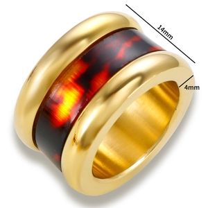 Détail d'une bague de 14mm en acier inoxydable plaqué or 18K avec incrustation en résine ambre