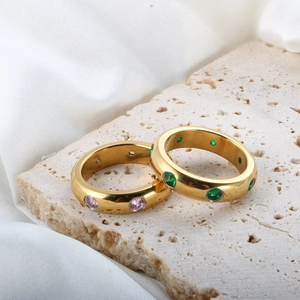 18K vergoldete Edelstahlringe mit rosa und grünen Zirkonia-Steinen im Set