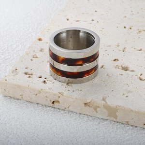 Bague large en acier inoxydable argenté avec incrustation écaille de tortue élégante