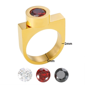Dettaglio anello in acciaio dorato da 5mm con pietra preziosa rossa intercambiabile