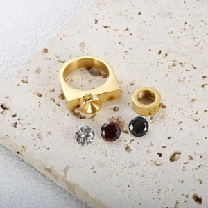 Anello intercambiabile in acciaio inossidabile dorato con tre pietre preziose colorate