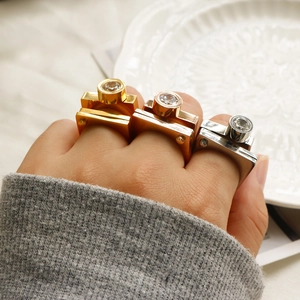 Set di tre anelli quadrati in acciaio inossidabile con zirconi tondi brillanti incastonati