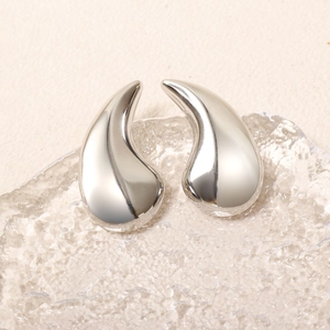 Boucles d'oreilles gouttes en argent poli au design épuré et fluide pour femme