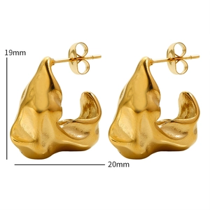 Dettaglio orecchini dorati con texture irregolare e dimensioni 19mm per 20mm