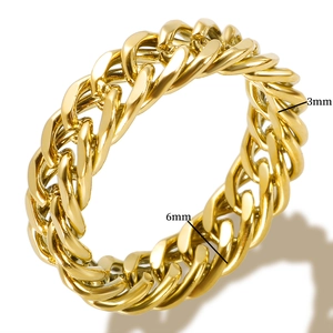 Λεπτομέρεια χρυσού δαχτυλιδιού Cuban link με πλάτος 3mm και συνολικό πλάτος 6mm