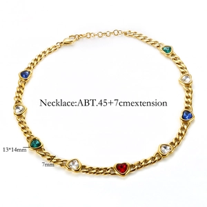 Detalle de collar de cadena cubana dorada con piedras de corazón y medidas de tamaño