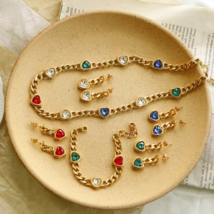 Set de joyería vintage con cadena cubana y cristales de corazones en acabado oro