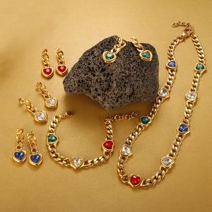 Conjunto de joyas doradas con cadena cubana y colgantes de corazón de cristal brillante