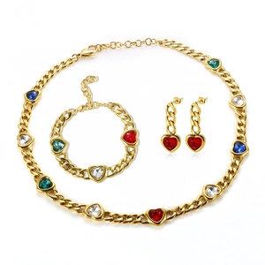 Set de joyería de cadena cubana dorada con collar, pulsera y pendientes de corazón multicolor