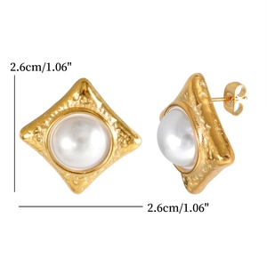 Détails des boucles d'oreilles carrées dorées avec perles de 2,6 cm et texture martelée