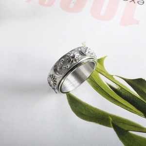 Détail macro d'une bague rotative avec motifs célestes de soleil, lune et étoiles