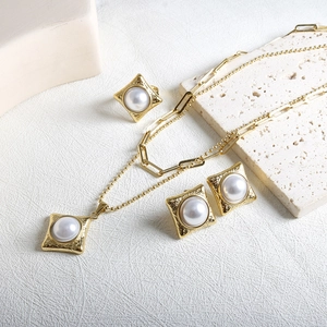 Parure de bijoux en métal martelé doré avec perles incluant collier, boucles d'oreilles et bague