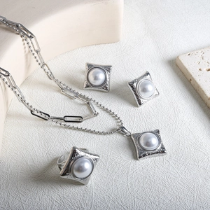 Parure de bijoux argentée avec collier perles, boucles d'oreilles et bague ajustable