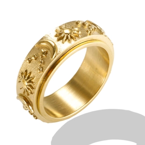 Bague rotative dorée avec reliefs gravés soleil lune et étoiles de style vintage