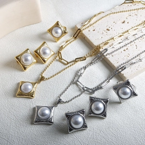 Bijoux Carrés Vintage en Acier Inoxydable Martelée Avec Imitation Künstliche Perle Collier Boucles d'Oreilles Clous Et Bague Ouverte Réglable pour Femmes