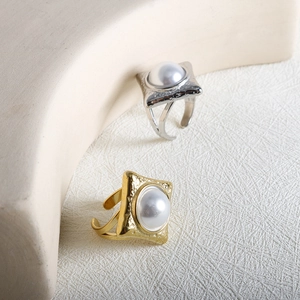 Bague carrée minimaliste en métal avec une grande perle blanche et finition vintage