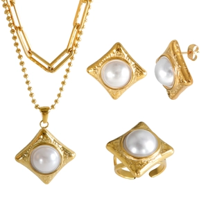 Parure de bijoux dorés avec collier multicouche et bague perle au design martelé