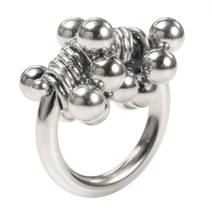 Macro-opname van industriële roestvrijstalen ring met metalen spoelen en gepolijste kralen