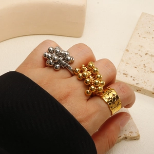 Minimalistische 18K vergulde roestvrijstalen ringen met kiezeltextuur en bolontwerpen