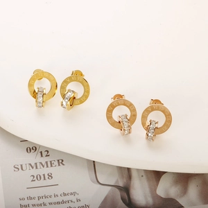 Detailansicht der römischen Zahlen-Ohrringe mit Kristall-Pavé in Gold und Roségold