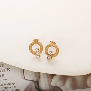 Roségoldene Ohrstecker mit römischen Zahlen und Kristallen in verschlungenen Ringen