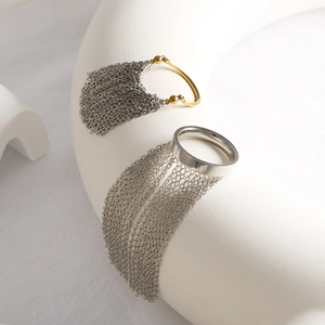 Minimalistisches Set aus Gold- und Silberringen mit langen Quasten-Kettenanhängern