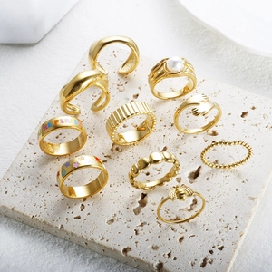 Makro-Detail von 10-teiligem Goldring-Set mit Perlen, Sternen und Gravur-Band
