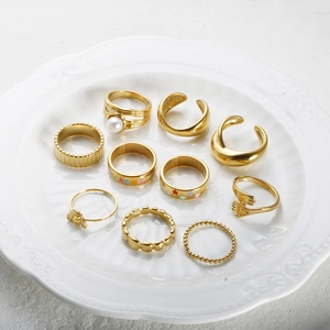 Detailansicht von 10-teiliges 18k vergoldetes Ring-Set mit Perlen und Bienen-Anhängern