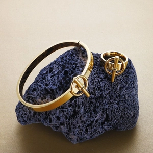 Parure de bijoux classique en acier inoxydable doré avec bracelet fermoir toggle et bague