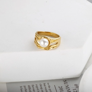Französischer Vintage-Ring mit 18k Vergoldung, Wellendesign und weißer Perle