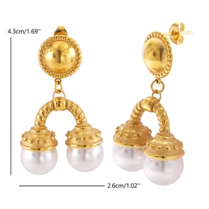 Détail de boucles d'oreilles perles dorées avec clous en relief et dimensions du bijou